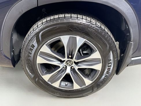Used 2023 Toyota Highlander XLE AWD/4WD image 9