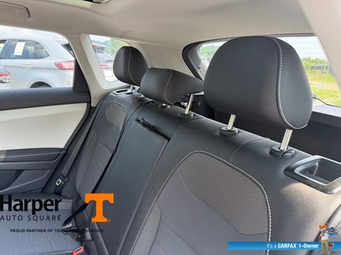 Used 2025 Volkswagen Taos SE w/ Panoramic Sunroof Package FWD image 8