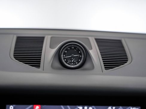 Certified 2025 Porsche Macan image 21