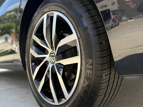 Used 2025 Volkswagen Jetta SE FWD image 9