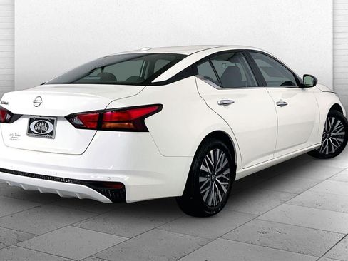 Used 2025 Nissan Altima 2.5 SV FWD image 13