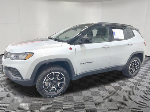 Used 2025 Jeep Compass Trailhawk AWD/4WD image 3