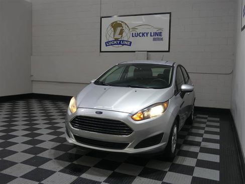 Used 2018 Ford Fiesta SE FWD image 4