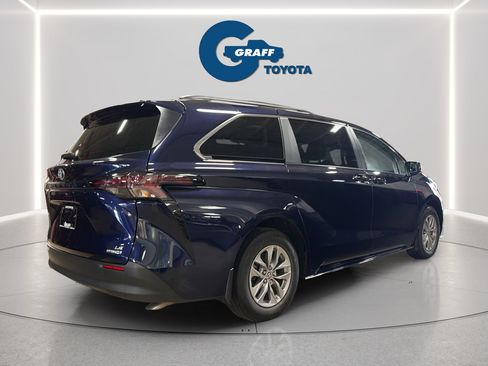 Used 2024 Toyota Sienna LE w/ LE Plus Package AWD/4WD image 7