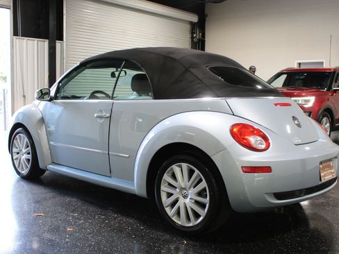 Used 2010 Volkswagen Beetle Convertible FWD image 5