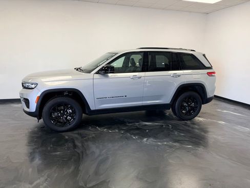 Used 2024 Jeep Grand Cherokee Altitude AWD/4WD image 18