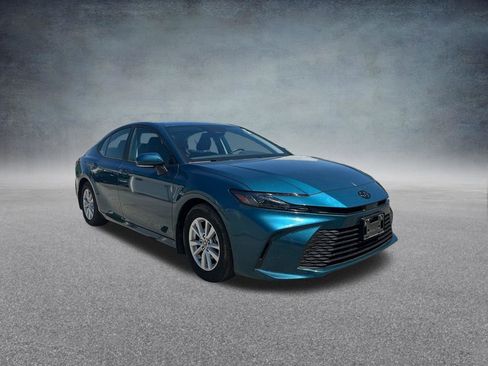 Used 2025 Toyota Camry LE w/ Convenience Package image 9