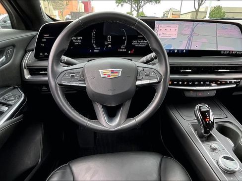Used 2024 Cadillac XT4 Premium Luxury w/ Technology Package FWD image 5