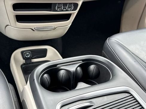 Used 2023 Chrysler Pacifica Touring-L image 14