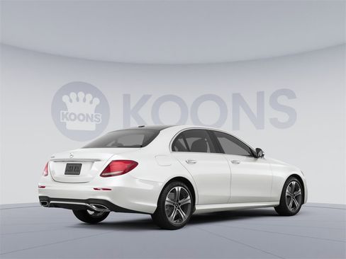 Used 2017 Mercedes-Benz E 300 4MATIC w/ Premium 2 Package image 4