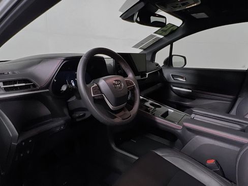 Used 2025 Toyota Sienna XSE image 30