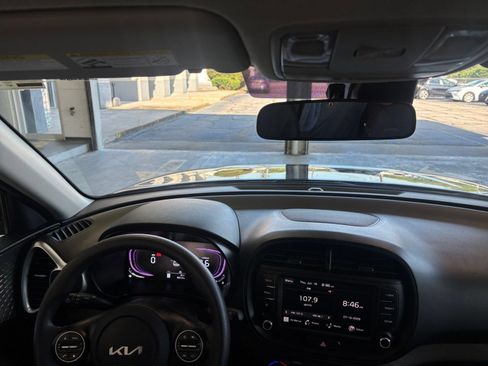 Used 2025 Kia Soul LX w/ LX Technology Package FWD image 32
