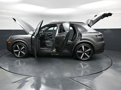 Used 2025 Porsche Cayenne AWD/4WD image 33