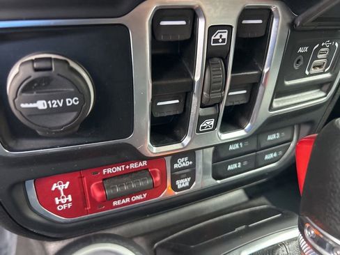 Used 2025 Jeep Wrangler Unlimited Rubicon AWD/4WD image 40