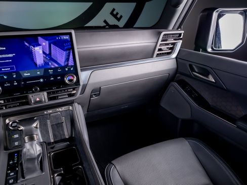 Used 2024 Lexus GX 550 w/ Cold Area Package AWD/4WD image 8