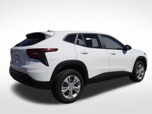 Certified 2025 Chevrolet Trax LS image 11