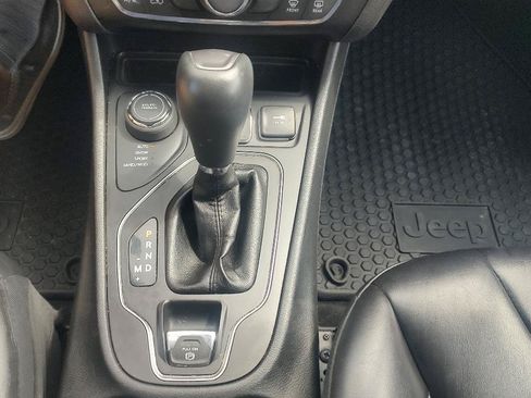 Used 2019 Jeep Cherokee Latitude Plus w/ Cold Weather Group AWD/4WD image 16