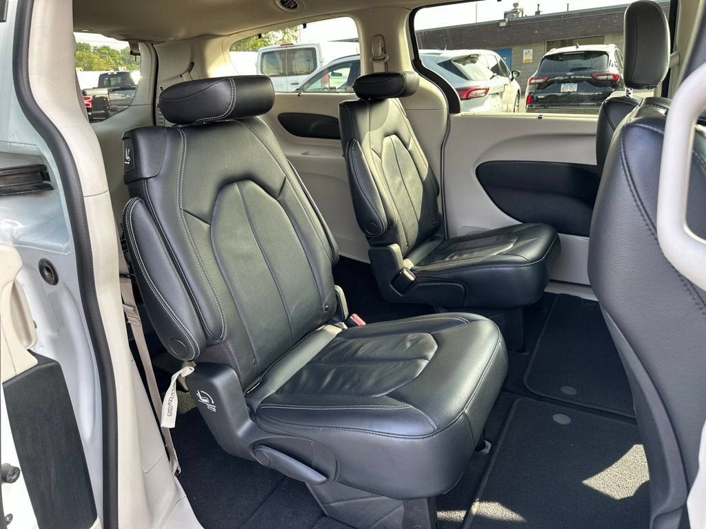 Used 2022 Chrysler Pacifica Touring-L FWD image 11
