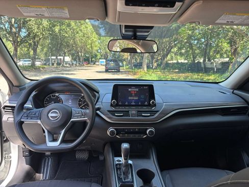 Used 2025 Nissan Altima 2.5 SV FWD image 33