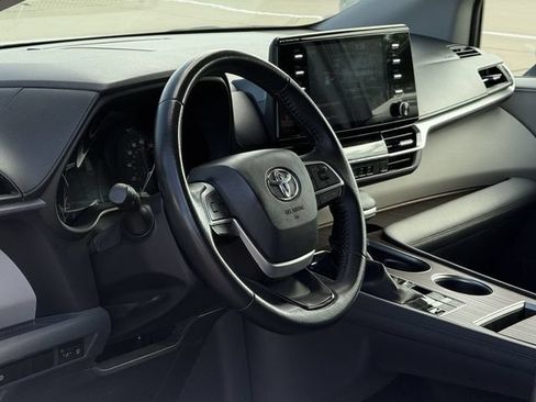 Used 2023 Toyota Sienna XLE FWD image 10