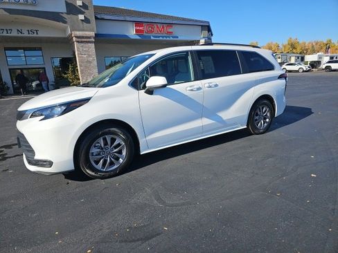 Used 2025 Toyota Sienna LE image 43