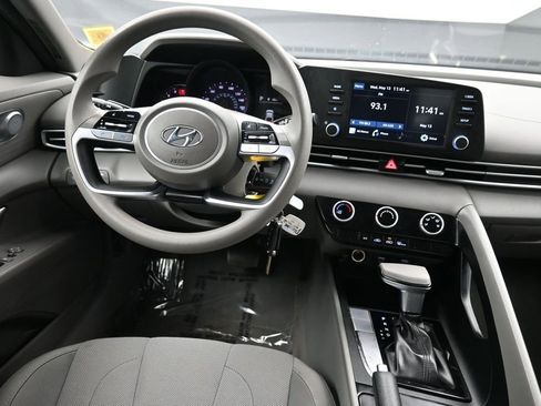 Certified 2021 Hyundai Elantra SE FWD image 19