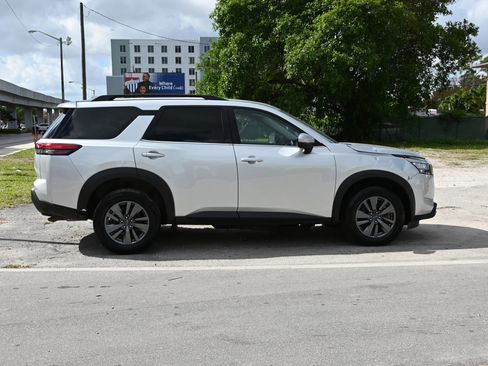 Used 2024 Nissan Pathfinder SV image 7