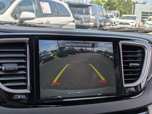 Used 2023 Chrysler Pacifica Touring-L FWD image 34