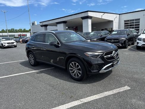 Used 2025 Mercedes-Benz GLC 300 4MATIC image 3