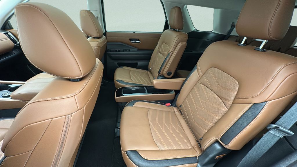 Used 2025 Nissan Pathfinder Platinum AWD/4WD image 10