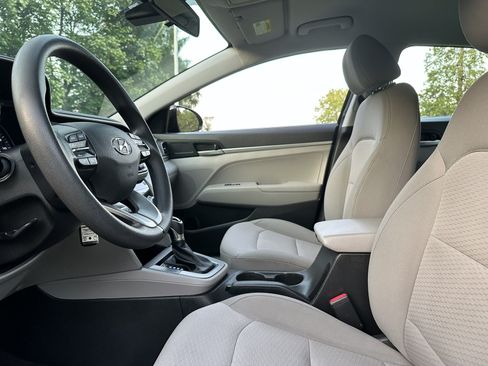 Used 2020 Hyundai Elantra SE w/ Cargo Package (C1) FWD image 16