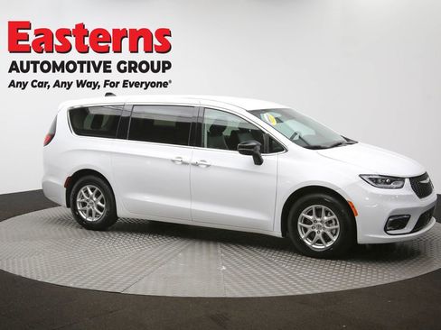 Used 2024 Chrysler Pacifica Touring-L image 46