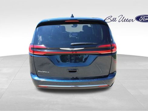Used 2024 Chrysler Pacifica Touring-L FWD image 6