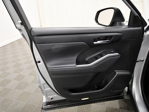 Used 2022 Toyota Highlander XLE image 13