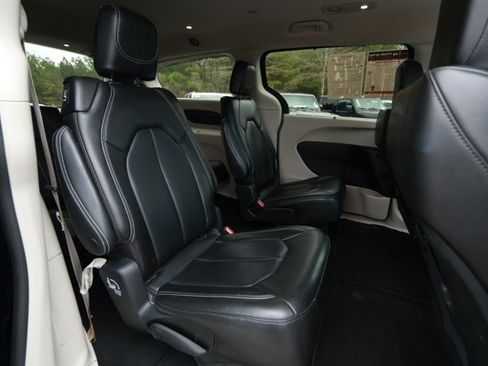 Used 2023 Chrysler Pacifica Touring-L image 28