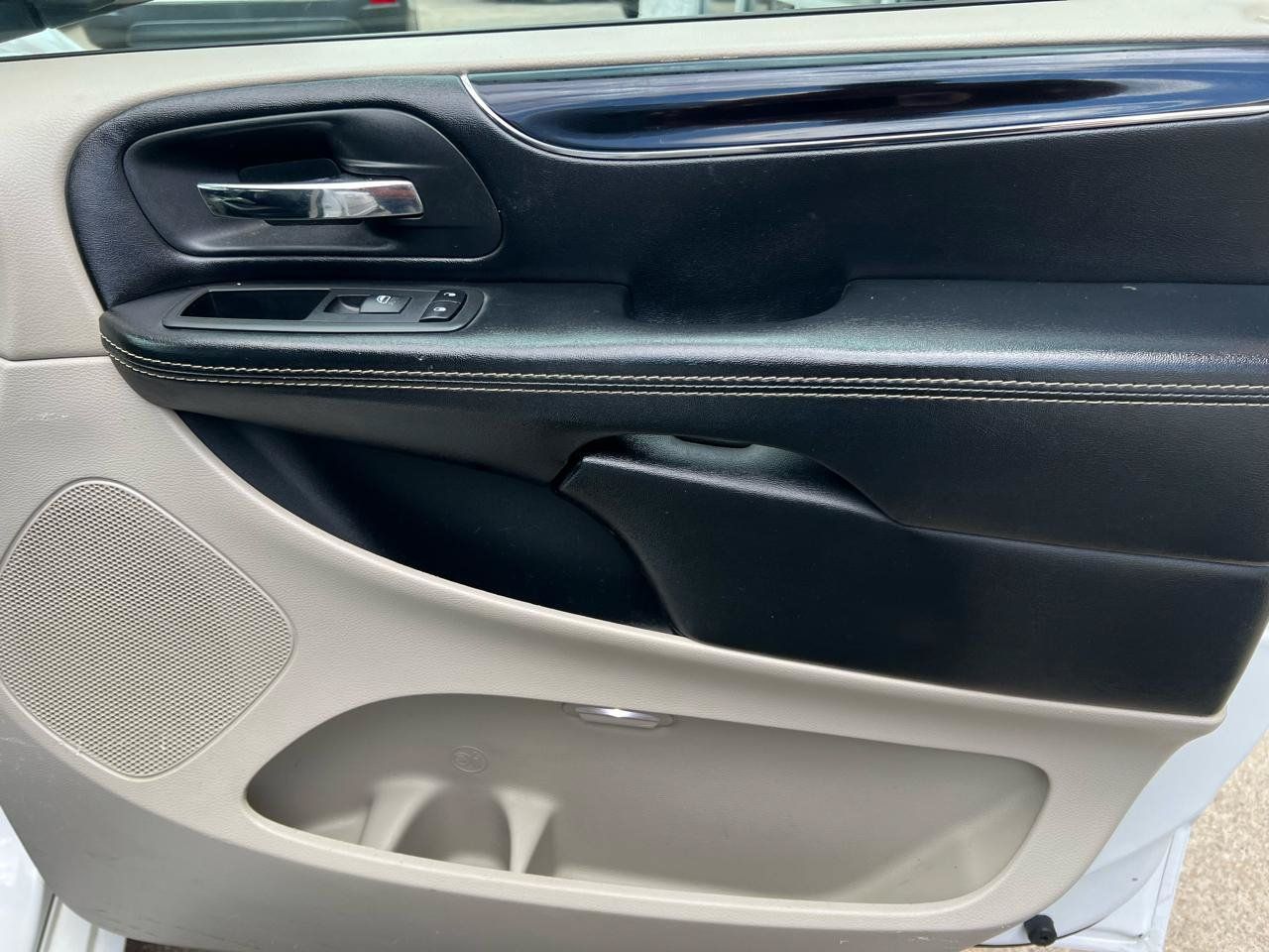Used 2019 Dodge Grand Caravan SXT FWD image 17