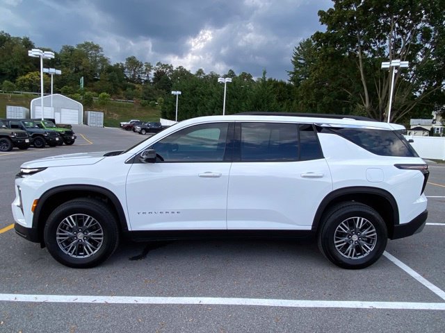 Used 2026 Chevrolet Traverse LT w/ LPO, Floor Liner Package FWD image 2
