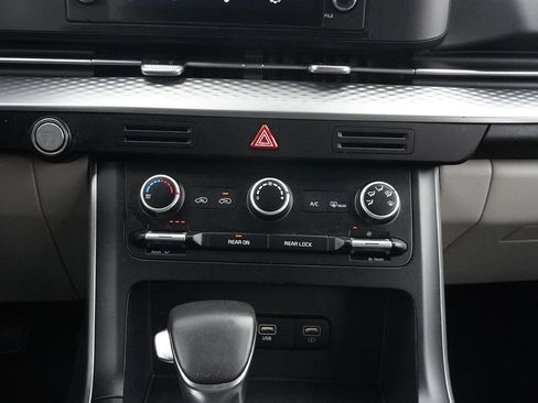 Used 2024 Kia Carnival LX FWD image 46