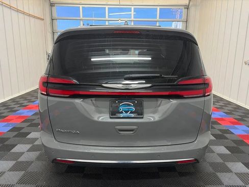 Used 2022 Chrysler Pacifica Touring-L FWD image 4
