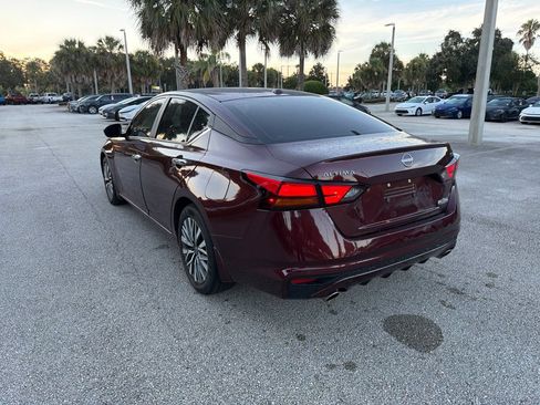 Used 2024 Nissan Altima 2.5 SV w/ SV Premium Package FWD image 3