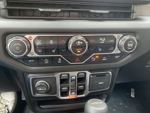 New 2025 Jeep Gladiator Sport AWD/4WD image 19