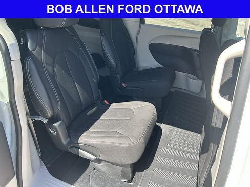 Used 2023 Chrysler Voyager LX FWD image 23