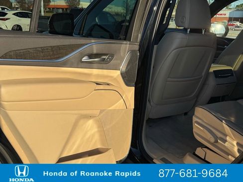 Used 2024 Cadillac Escalade Premium Luxury image 34