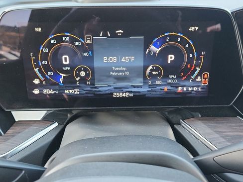 Used 2025 Chevrolet Suburban Z71 image 24