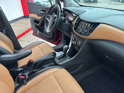 Used 2018 Chevrolet Trax LT w/ LT Convenience Package AWD/4WD image 27