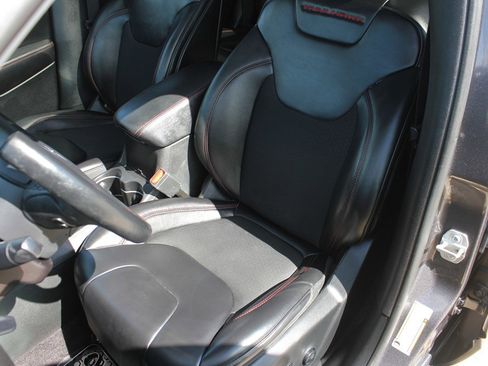 Used 2019 Jeep Cherokee Trailhawk w/ Comfort/Convenience Group AWD/4WD image 24