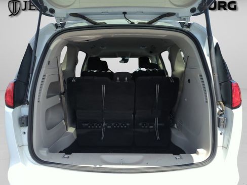 Used 2023 Chrysler Voyager LX FWD image 17