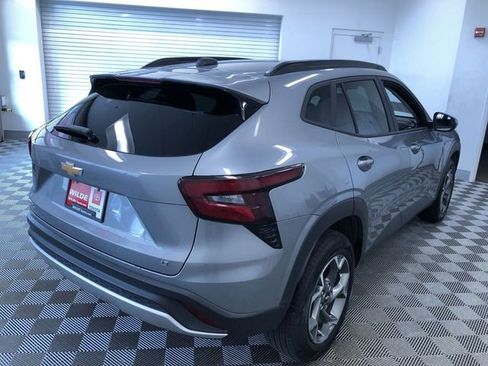 Used 2025 Chevrolet Trax LT w/ LT Convenience Package FWD image 35