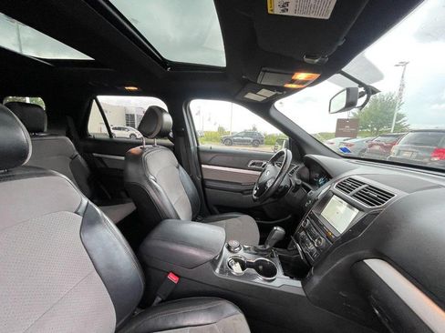 Used 2017 Ford Explorer XLT w/ Equipment Group 202A AWD/4WD image 4