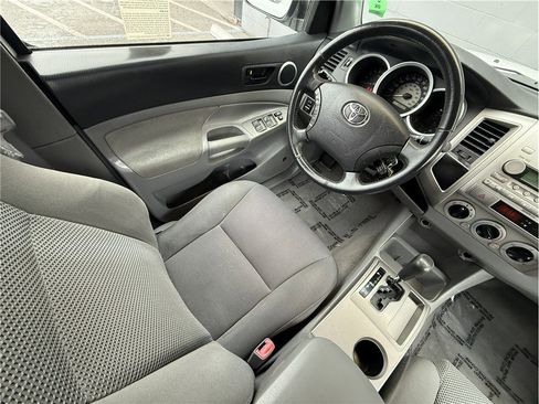 Used 2006 Toyota Tacoma PreRunner image 32